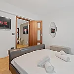 Apartment Hideaway - Peaceful 1-bedroom In The Heart Of Bukarest